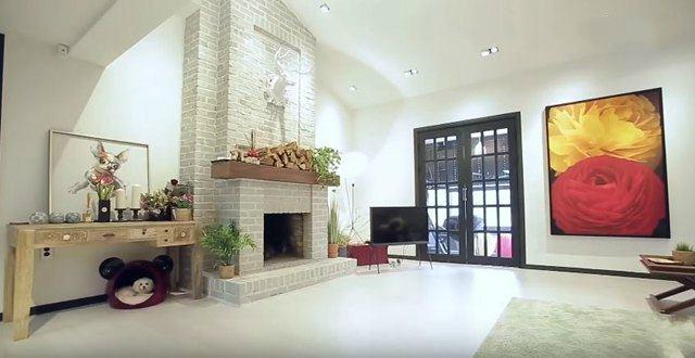 具荷拉崔雪莉生前向往的生活和朋友坐在花园里聊天