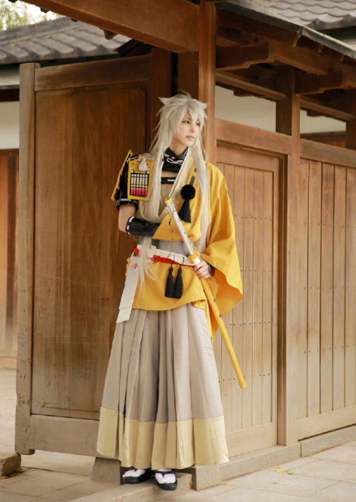 熊祁cos断臂小狐丸有谁注意手的位置网友你是个女孩子啊