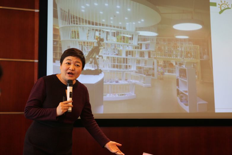 具有24年教龄的阳光雨露创始人兼教育集团董事长徐玲女士为大家带来了