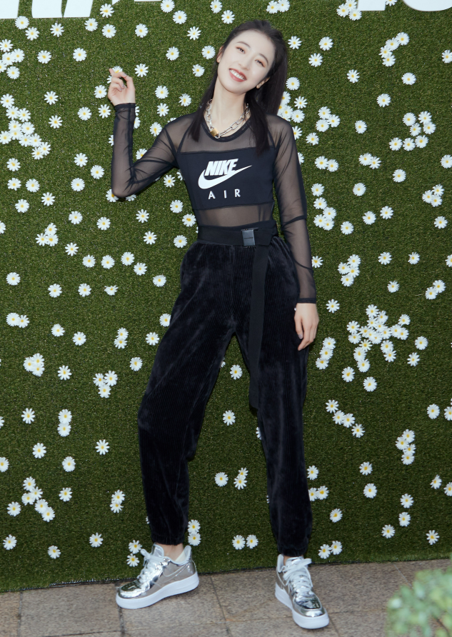 小白鞋已经凉凉,现在火了周雨彤的"水晶耐克",成00后新宠