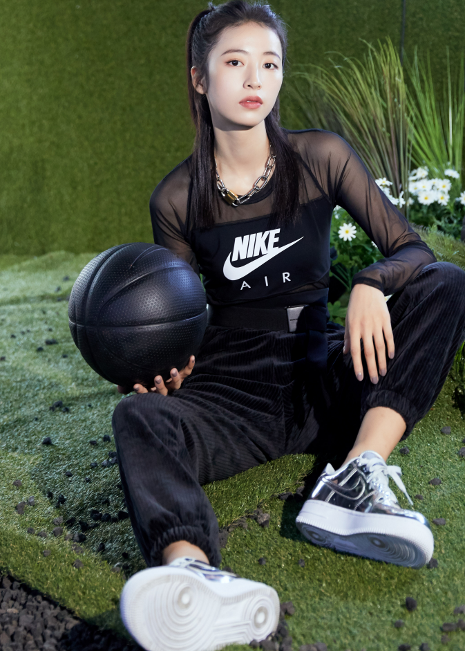 小白鞋已经凉凉,现在火了周雨彤的"水晶耐克",成00后新宠