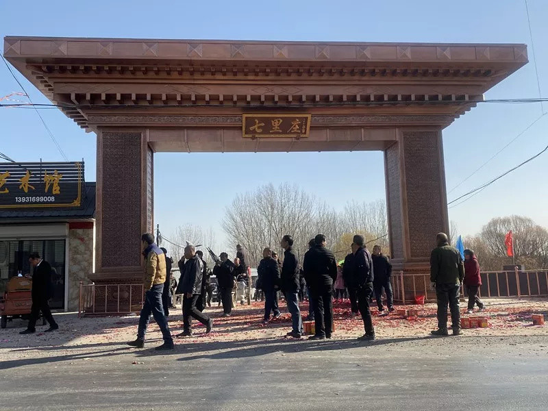 易县最牛村门七里庄村铜雕大门建成