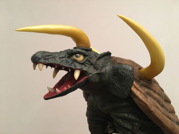 头上的角是他的弱点,后来,在少年的帮助下,杰克拔掉了斯通王的角,斯通