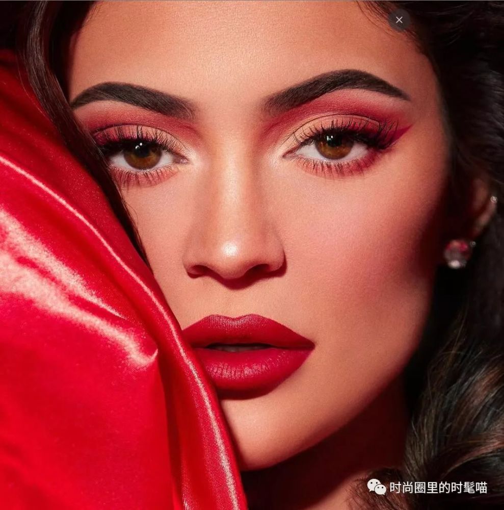 比起上面的大红色彩妆,金小妹淡雅点的眼影更适合大众需求,既保持了