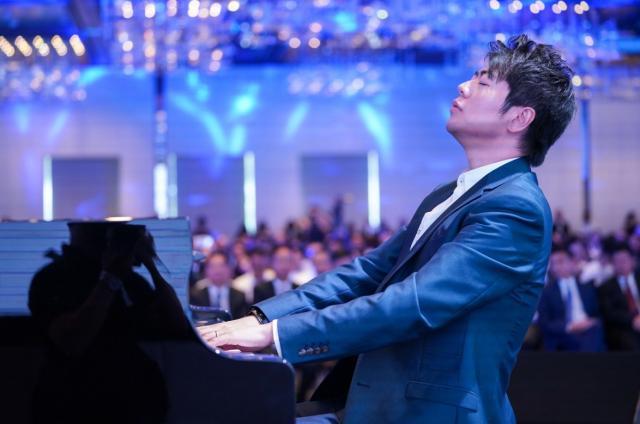 并且郎郎虽然有这样的成就,受如此这么多的人追捧,但是他却没有什么