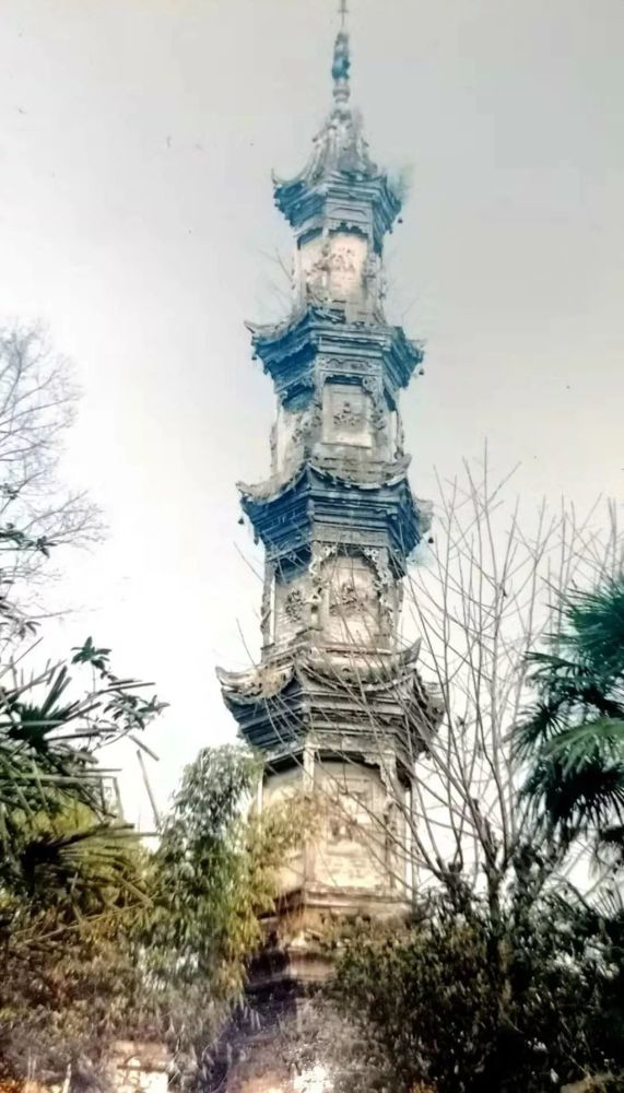 云南大理有三塔驰名远近崇州也有三塔白塔回澜塔和字库