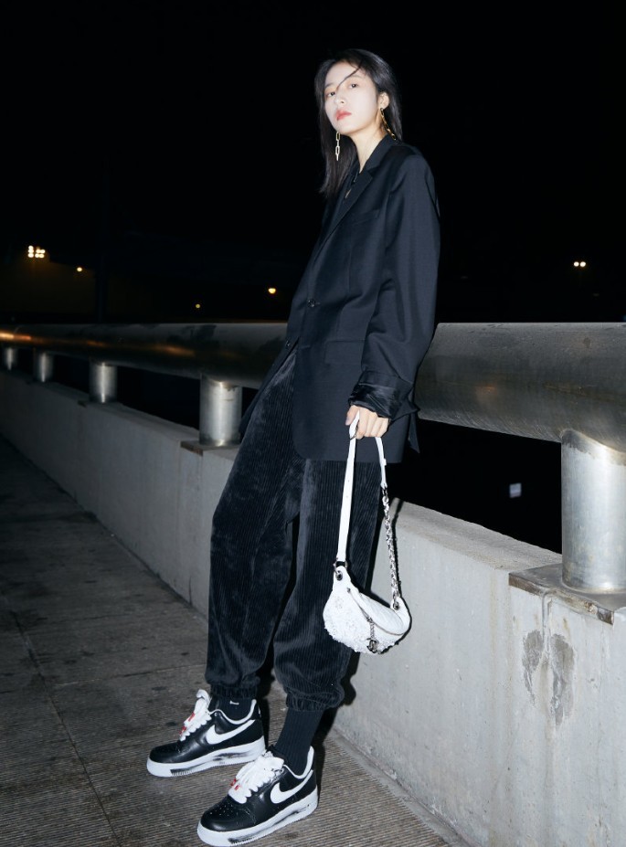 被人疯抢的权志龙联名款耐克,周雨彤用来配灯芯绒长裤,潮翻了!
