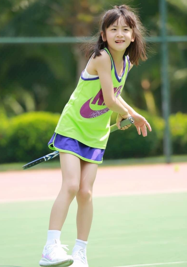 田亮女儿才11岁,浑身就穿件t桖出门,这腿让姐姐们酸掉牙