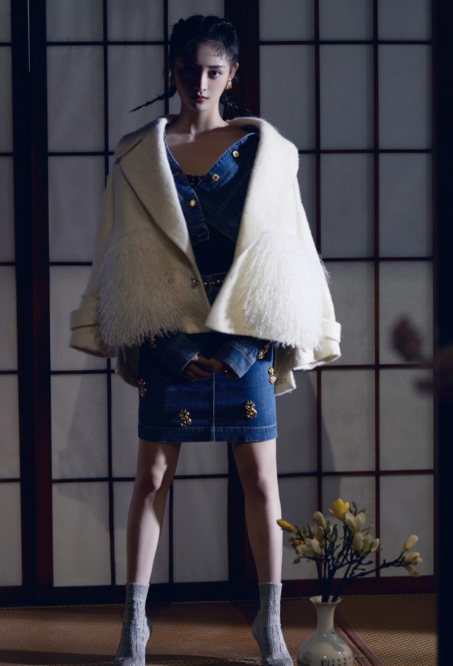 13岁就在韩国当练习生,今穿镶钻牛仔装扎小辫,可爱又霸气侧漏