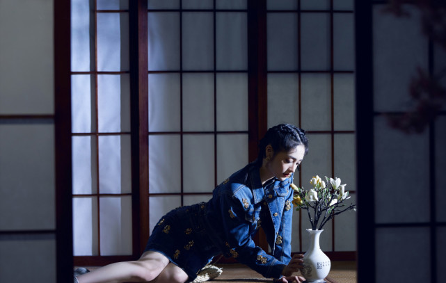 13岁就在韩国当练习生,今穿镶钻牛仔装扎小辫,可爱又霸气侧漏