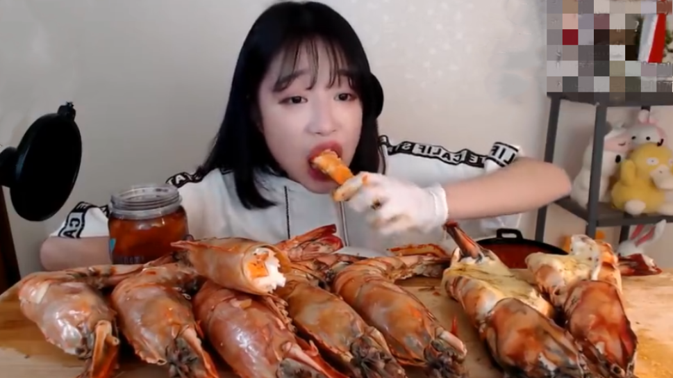 大胃王直播又翻车,拿大虾蘸酱时露馅了,网友嘲讽:吃不起别播了