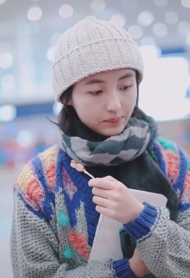 张子枫机场吃棒棒糖照被疯传,见到形状时,请饶恕我没见过世面