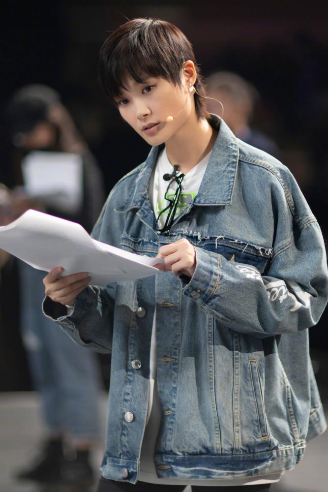 李宇春演唱《哪吒》主题曲真好听,刺绣亮片莲花群拉风,飒气十足