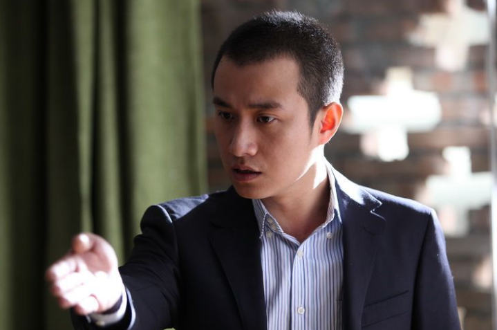 那天文章独自在机场现身,随后来到一个停车场和一个短发美女汇合,并且