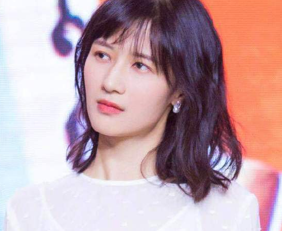 papi酱自称上学时是校花,以为开玩笑的,看她毕业照就懂了