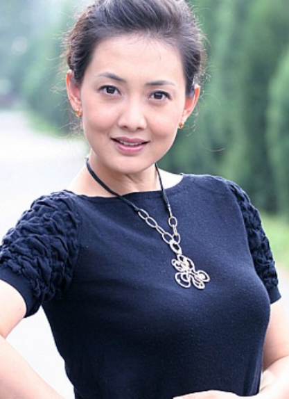 50岁牛莉美好不减当年,网友:嫁了个好人家