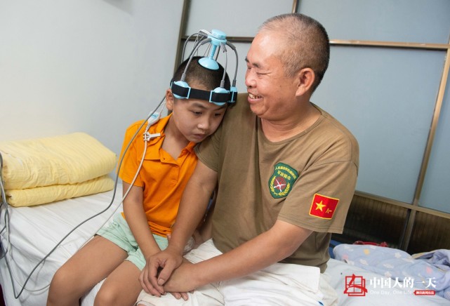 "八——八——",王明义用力模仿着康复老师的口型,终于挤出了一声似是