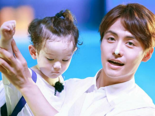 有种不公平遗传叫周嘉诚家小炸如洋娃娃般精致哥哥却长这样