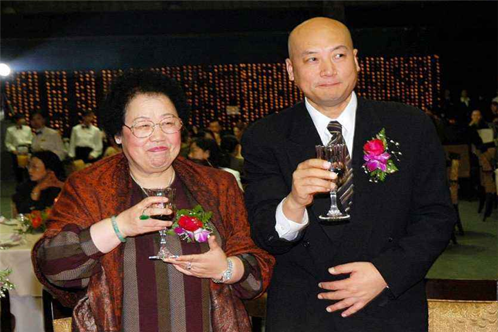 77岁女首富,一生与"唐僧"无子嗣,财产分割时暴露真实人品