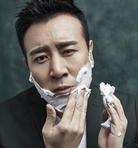 于和伟结婚28年零绯闻,看到他老婆照片后,这不是至尊红颜里的徐盈盈?