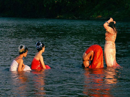 国人去缅甸游玩，在河边看到这般场景，困惑道