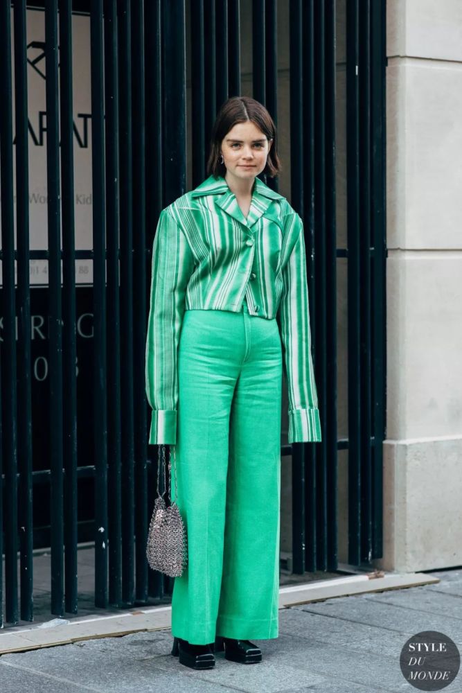 流行色怎么穿 甜酷绿 仙女紫的10种穿搭方案 搭配大衣太高级 腾讯新闻