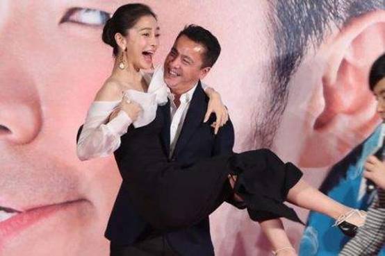 杨颖被王中磊公主抱手的位置好微妙网友黄晓明正在背刀冲过来