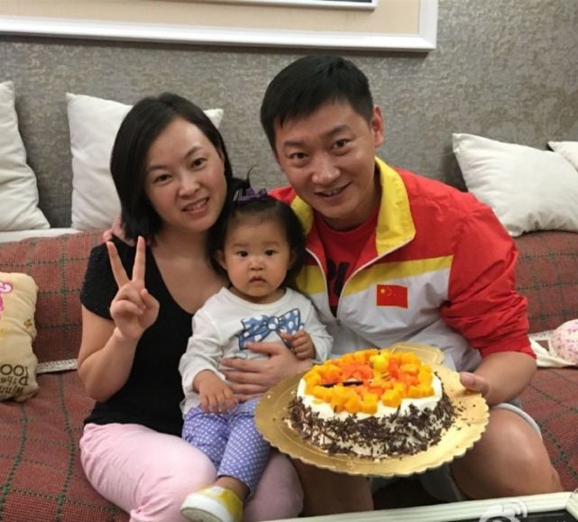 偶尔抽出时间陪陪老婆和孩子~他的徒弟张凯还在11年的世界武术锦标赛
