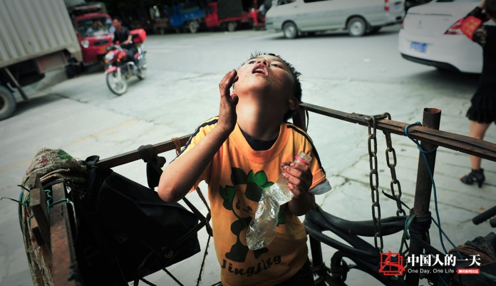 自闭症"铁笼男孩"获救助接受康复训练,14年来第一次叫"爸爸"