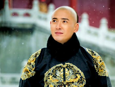 依然有自称是多尔衮十世孙的爱新觉罗·州棠,留辫子娶"福晋",为了保留