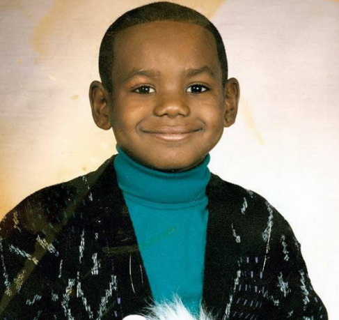 当还在初中的时候,詹姆斯就有了惊人的身高,当时的詹姆斯就已经达到了