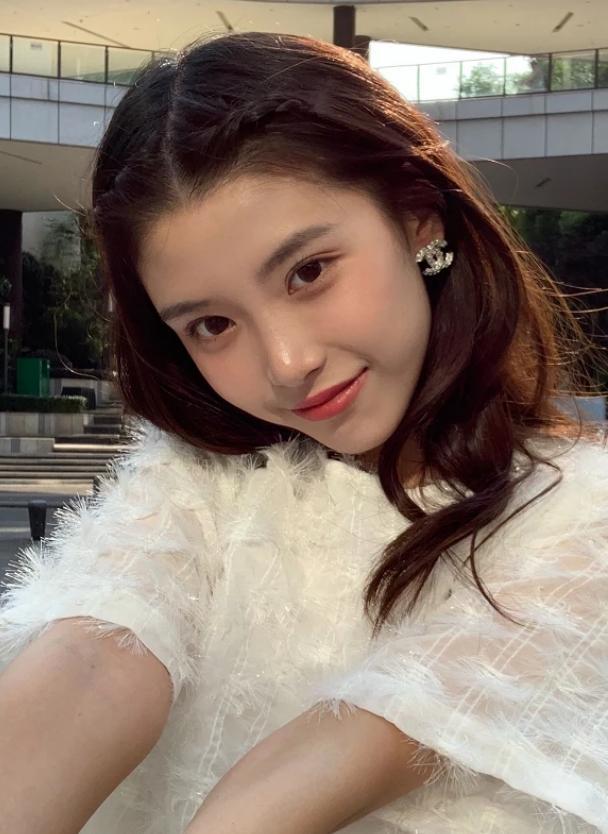 阿沁搬家晒照开始新生活,看到她对刘阳手办的处理方式,情商立见