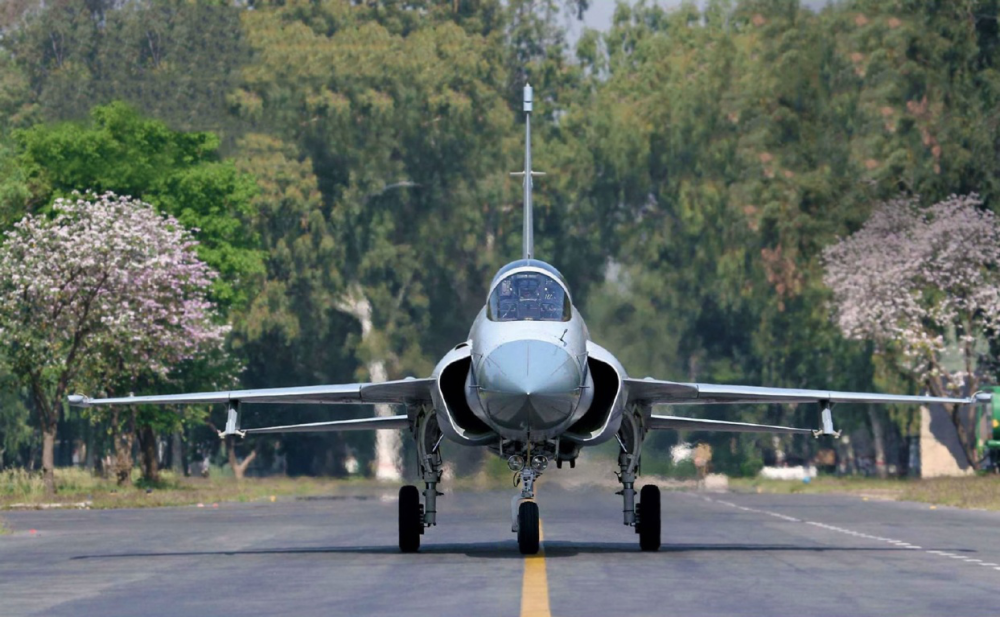 根据公开的图片资料显示,包括我国l-15a/ b"猎鹰"教练机,jf-17"枭龙"