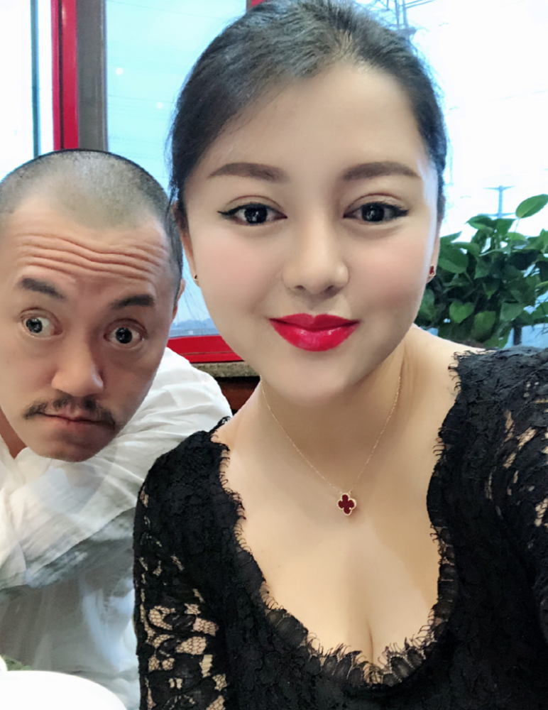 难怪他说最大的爱好是回家,原来他妻子美成这样,还小自己13岁