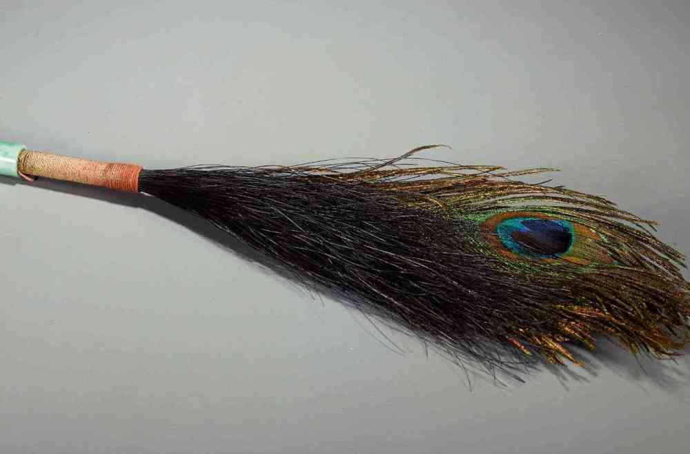 双眼花翎是在顶戴花翎上有两个孔雀眼