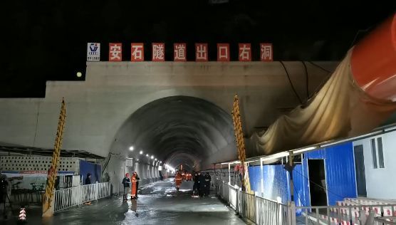 云南一在建隧道发生突泥涌水,13人被困,1人已救出