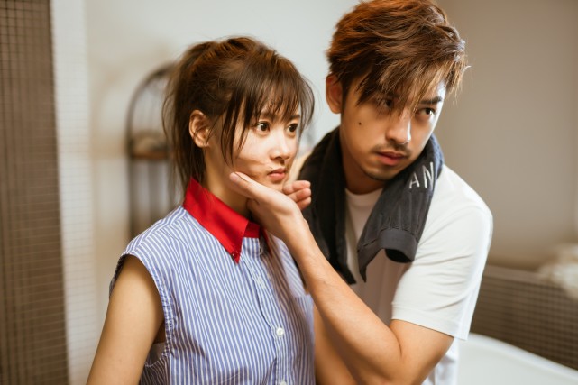 张天爱给陈柏霖涂口红被热议 网友:灵魂化妆师