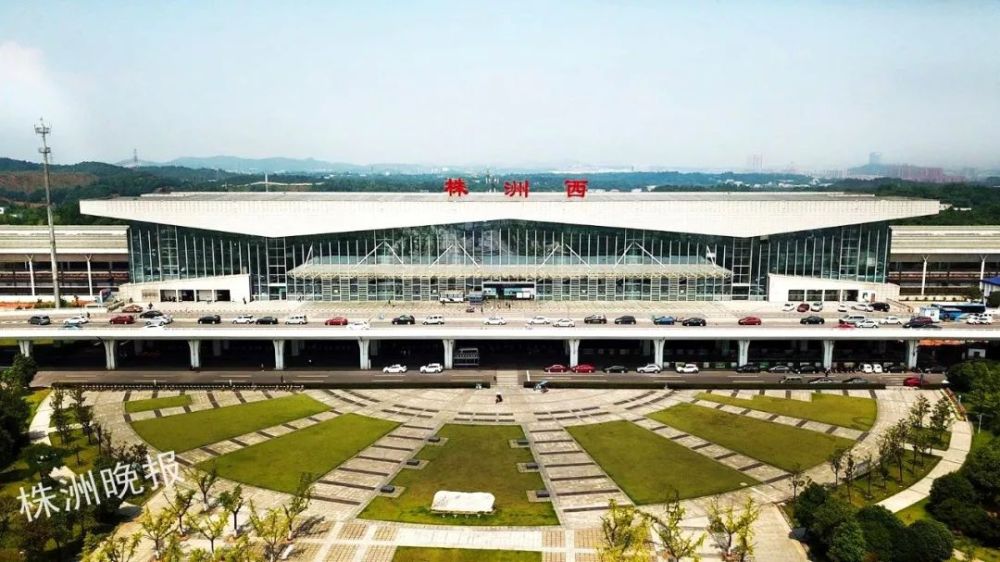 株洲西站新设备不再设纸质车票过机插口当日下午3点半左右,g1402次