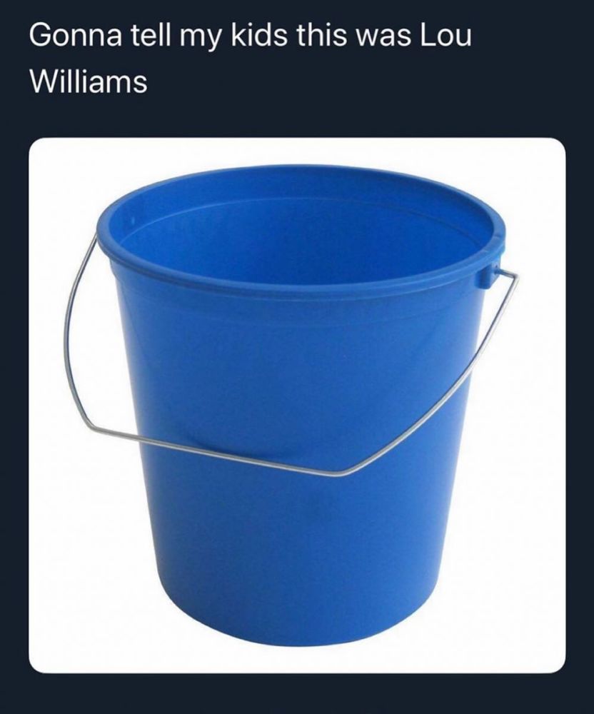 路威社交媒体截图今天路威更新社交媒体,晒出一个蓝色水桶的照片,并配