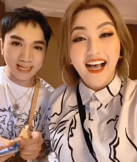 赤木刚宪国外录视频,谁注意韩美娟在干嘛?看出他在感情中的地位