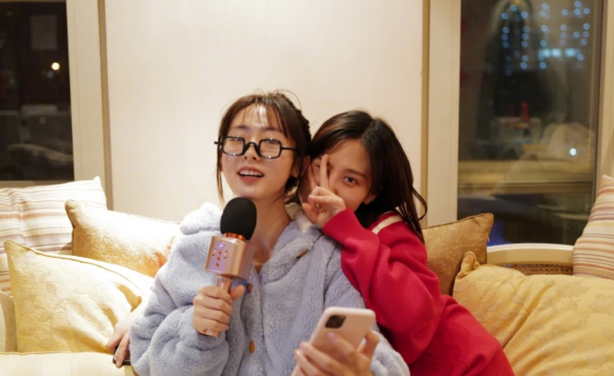 邢菲和好友开睡衣派对,纯素颜铁粉都没有认出来,化妆确实有必要