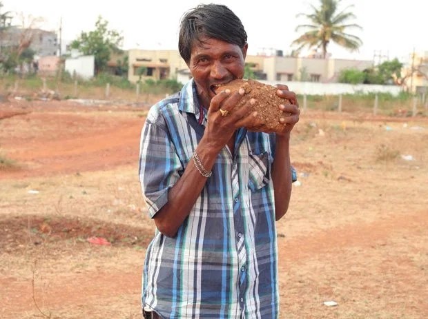 我们都知道"吃土"在我国只是一种流行语,这里面的