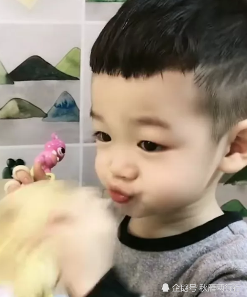 他们的儿子从出生那一刻就得到了关注,现在的高艺桐已经三岁了,从高迪