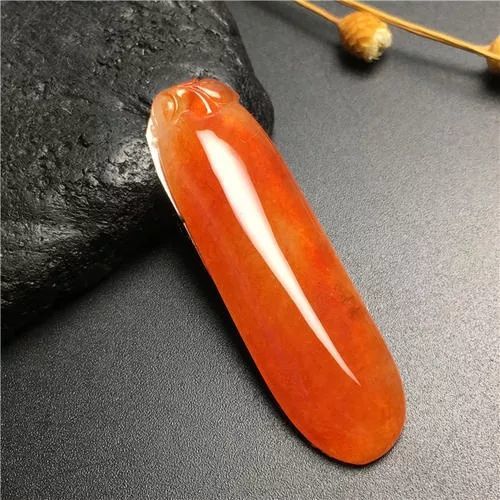 因为种水好,致密度高的翡翠很难被渗透进去,所以种水好又颜色艳丽的红