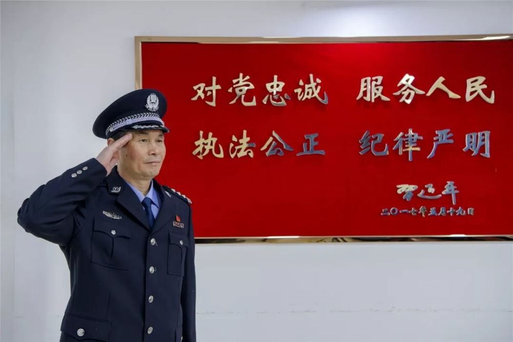 也许时间会让他们腰板微斜,青丝露显,却带走不了他们心中的坚守和忠诚