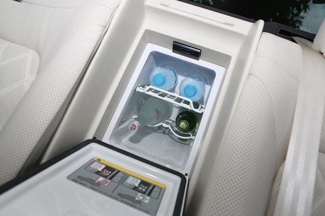 特别是后排,超过三米的轴距带来宽敞的腿部空间,加上副驾驶座椅配备的