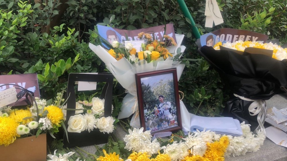 高以翔遗照曝光,笑容灿烂温柔,灵堂布置成"白色花海"典雅大方