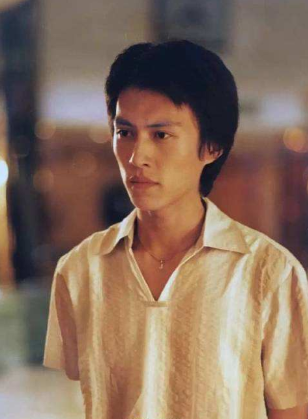 不过当看到了靳东年轻时候的旧照,终于明白他为何自称无人追了!