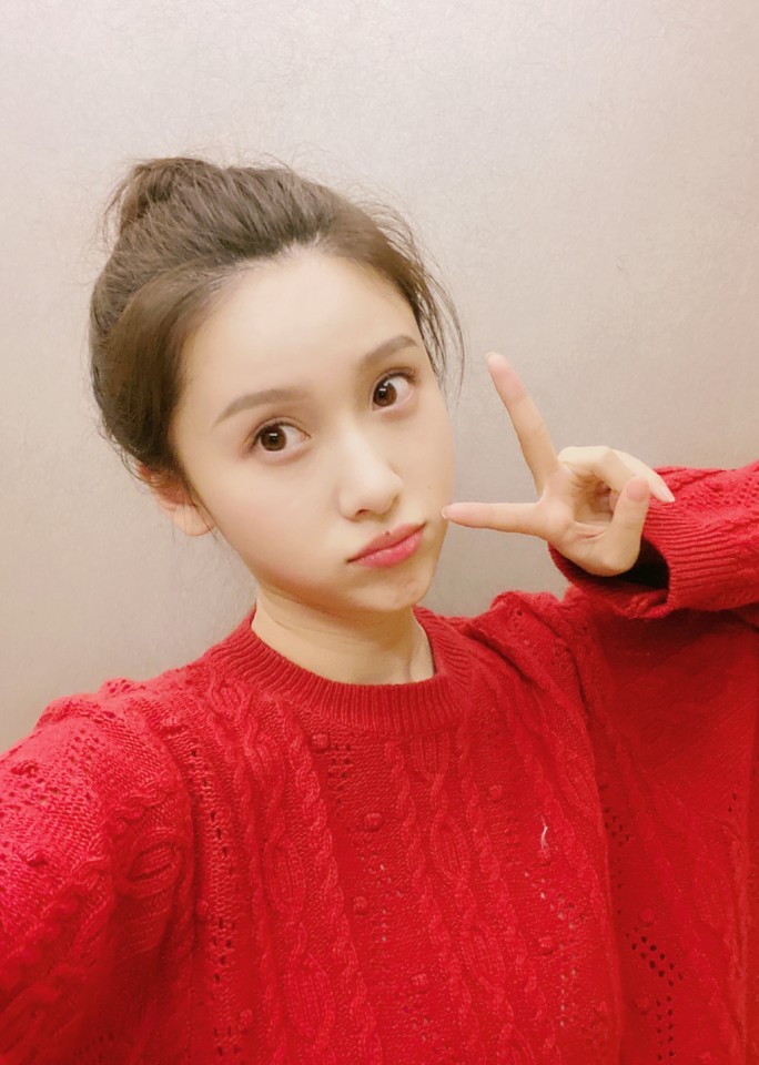 王子璇现在的穿搭也是很好看的呢,她的身上穿了一件黑色的卫衣,卫衣的