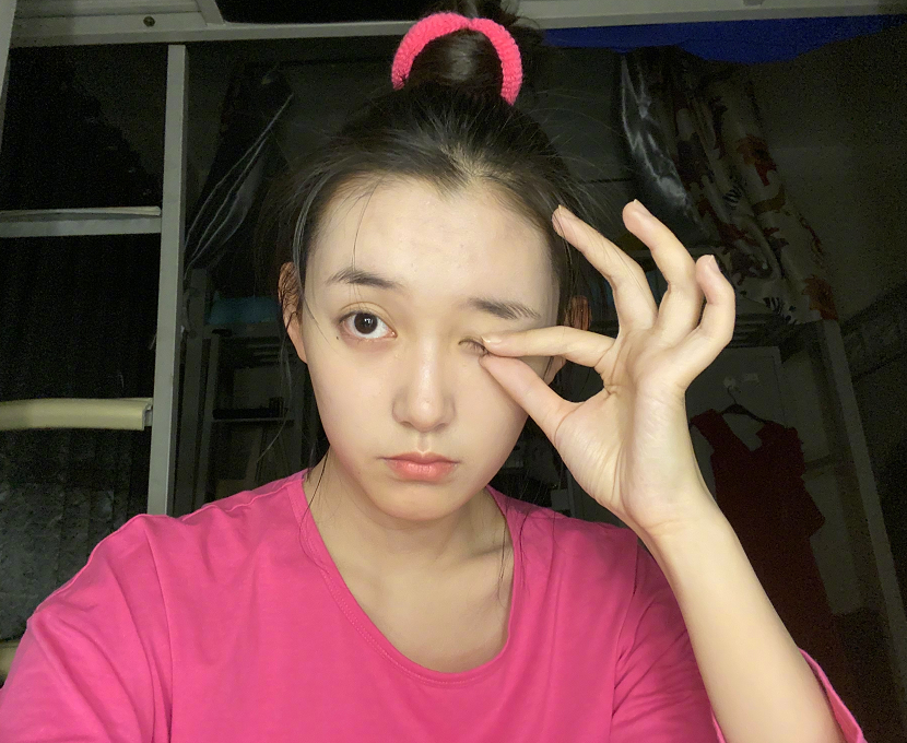 蒋依依大方晒出"宿舍素颜照",看清她身后的衣服,你才18岁啊_abc行知网